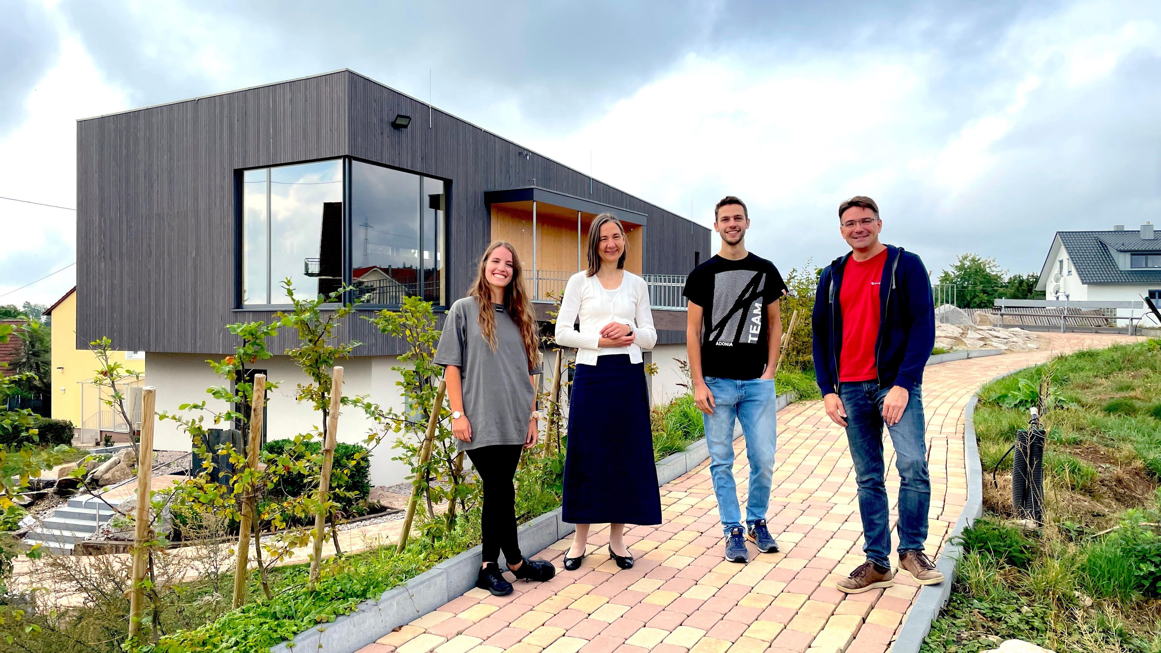 Das iP-Kernteam (von links): 
Dorothee Bai (Lehramtsstudentin und pädagogische Mitarbeiterin), Katja N. (Softwareentwicklerin), Lukas Großmann (App-Entwickler u. Webdesign), Alexander Cyris (Bereichsleitung iP und Theologe B.A.)

Wir freuen uns über deine Verstärkung: